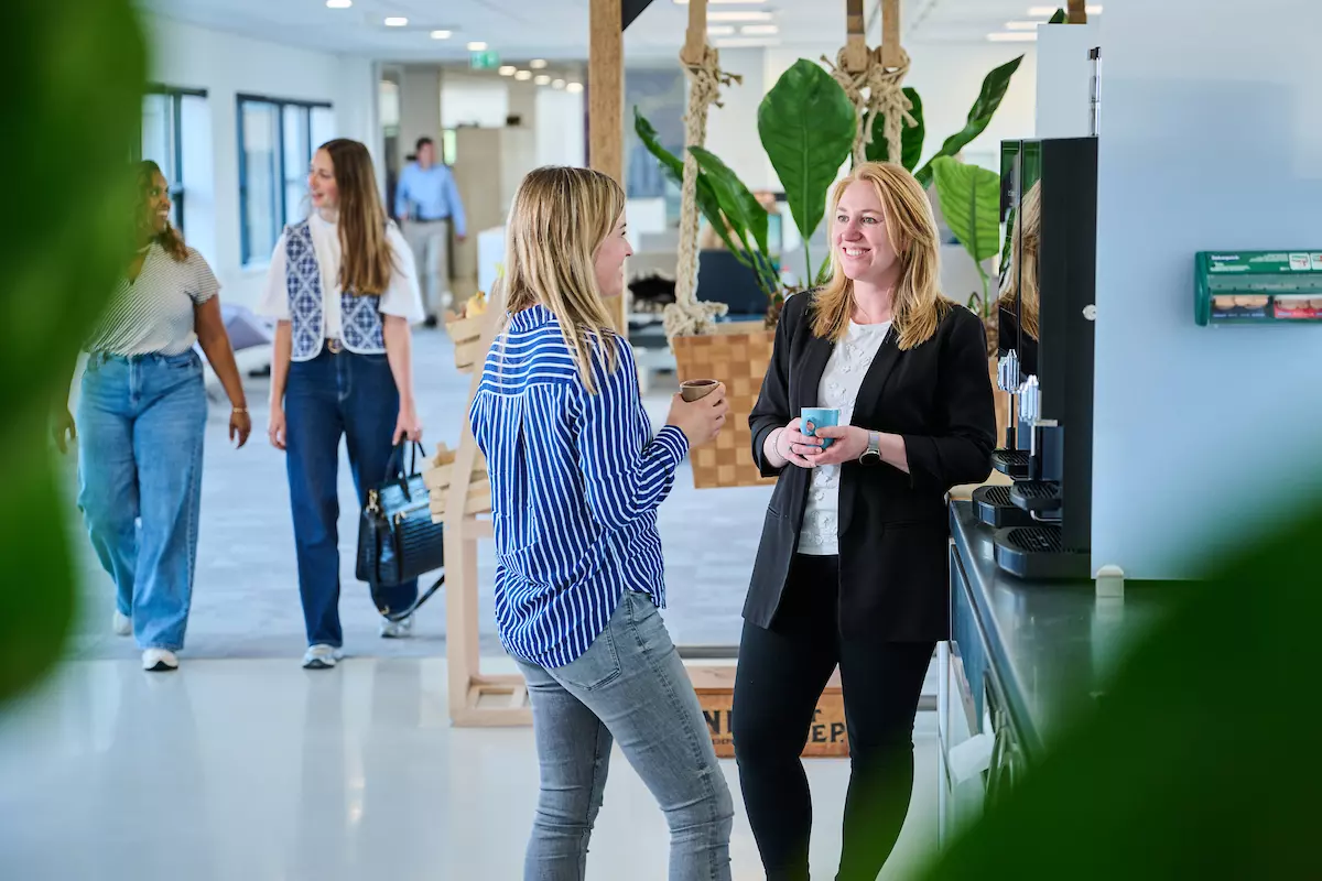 Collega collega bij koffie